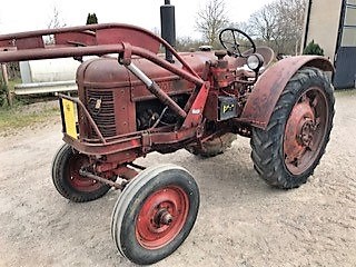 Veterantraktor - Volvo  - T 33. Fotogen. 6 v. Med fungerande Ålö lastare och skopa. Orörd helt i ori...